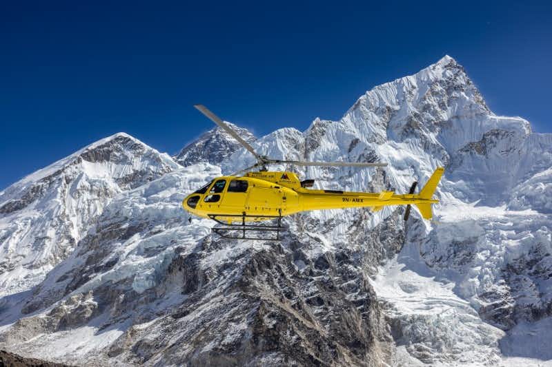 helicóptero voando no Everest