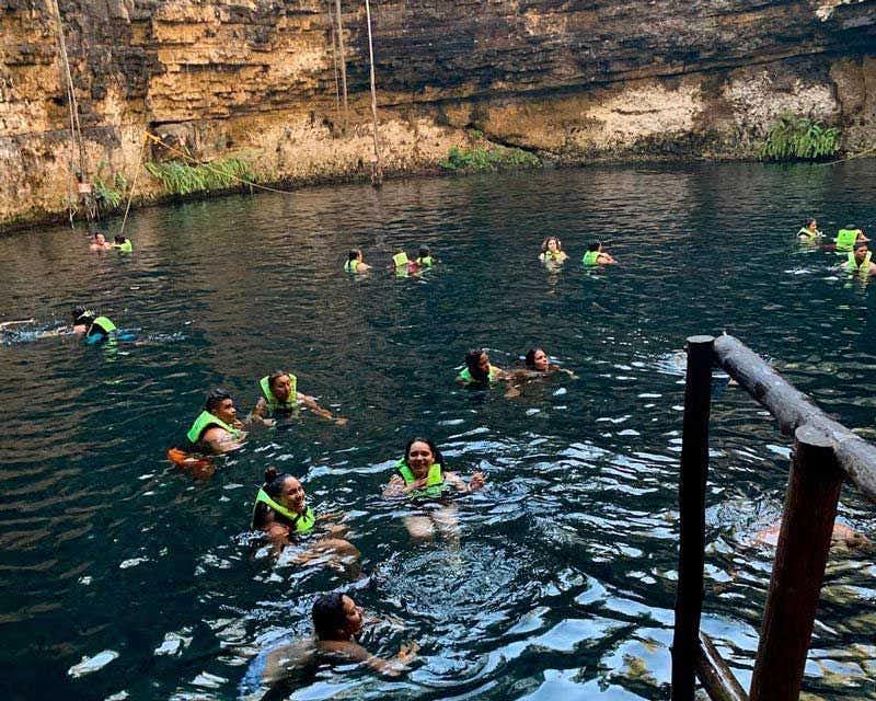 schwimmen in einer heiligen cenote in mexiko