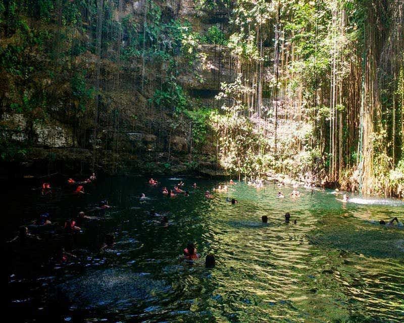 baignade dans le cenote mexicain