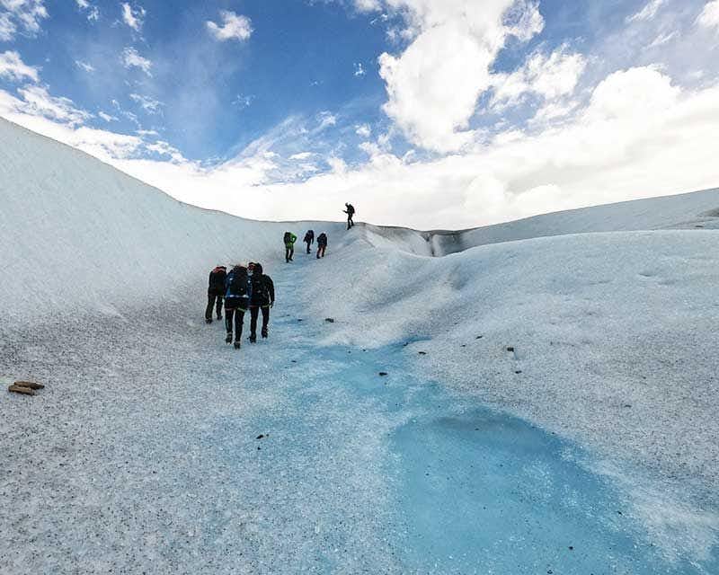 persone che fanno trekking su grandi ghiacci sul ghiacciaio perito moreno