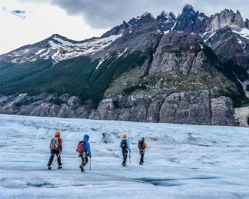 escursionisti sulla passeggiata di ghiaccio