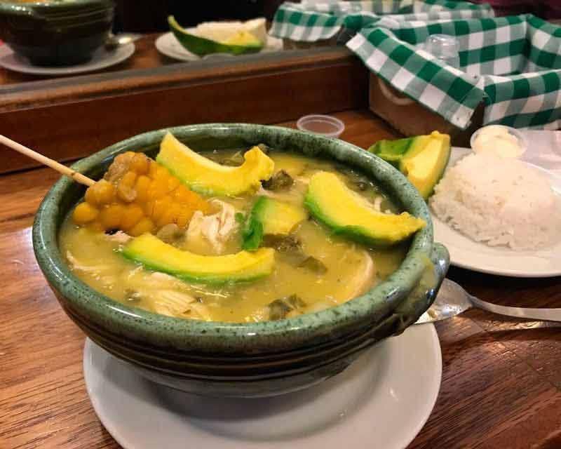 zuppa tipica durante il tour della città perduta della Colombia