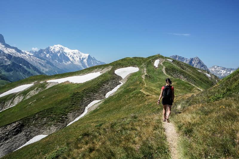 Escursionista che percorre il percorso del Col du Balme