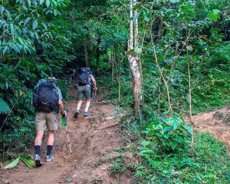 due persone che si arrampicano durante il trekking verso la città perduta della Colombia