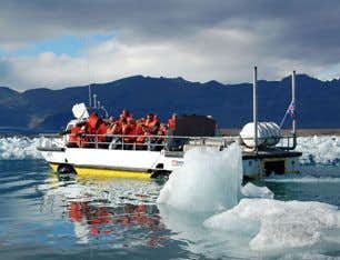 Passeio de barco pela lagoa glacial islandesa