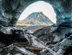 Caverna de gelo do vulcão Katla em um Super Jeep