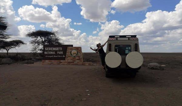 viajeros en jeep en la entrada de serengeti