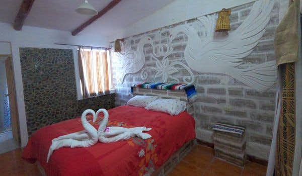 habitacion con toallas en forma de cisne en hotel sal tambo loma