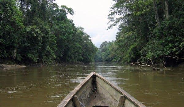 Canoa cruzando el río en Cuyabeno