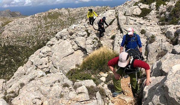 excursionistas escalando en la ruta gr 221 alpina mallorca