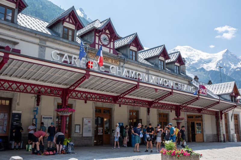 viajeros frente a estación de Chamonix
