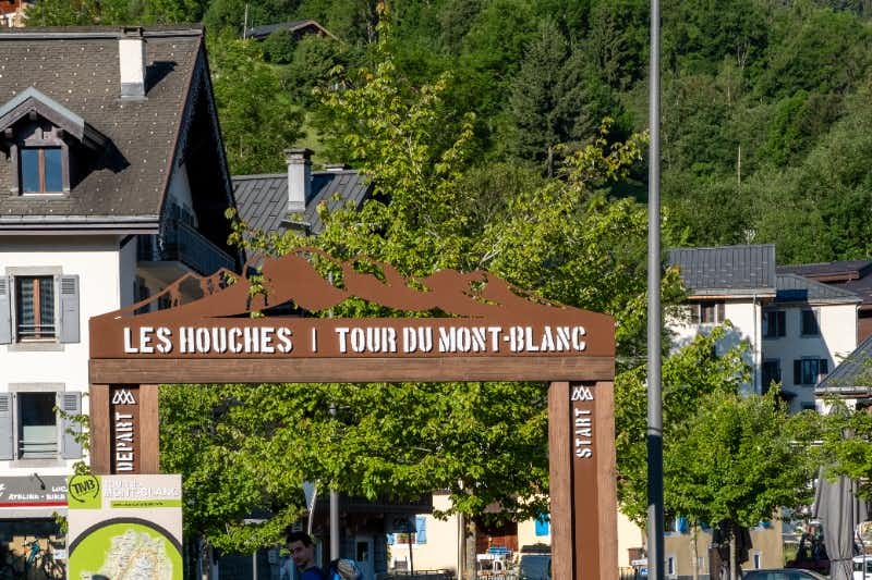 Senderista en puerta inicio tour du Mont Blanc en Les houches