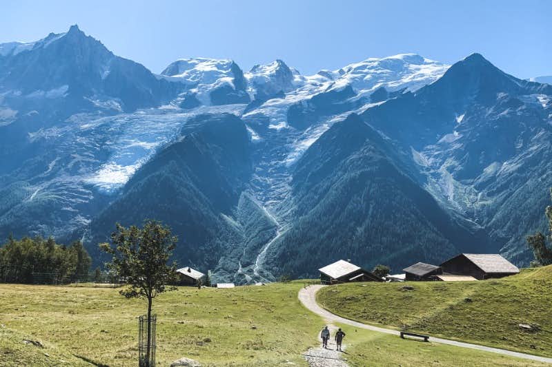 2 senderistas y alojamientos realizando el tour del Mont Blanc