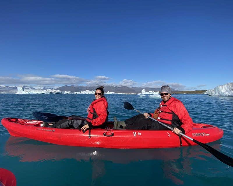 Pareja en kayak doble en Jökulsárlon
