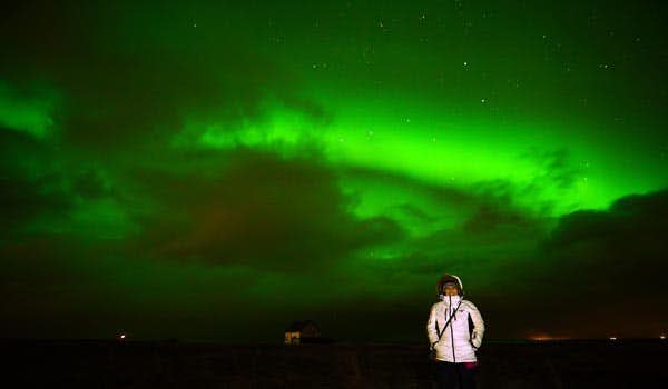 mujer reikiavik islandia aurora boreal