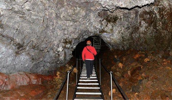 Guia en el interior cueva de lava