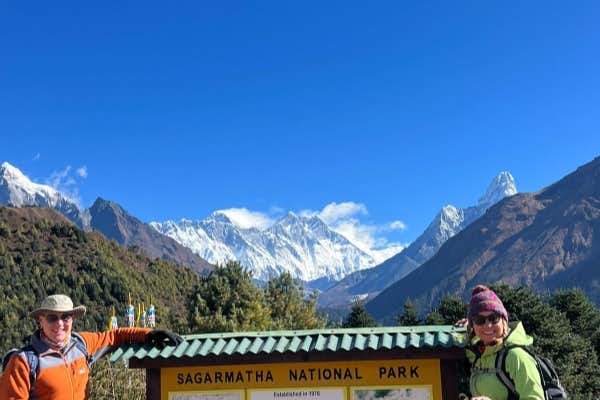 Pareja en cartel Sagarmatha parque nacional