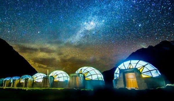 iglus de cristal por la noche bajo el cielo estrellado en el Sky Camp de Soraypampa