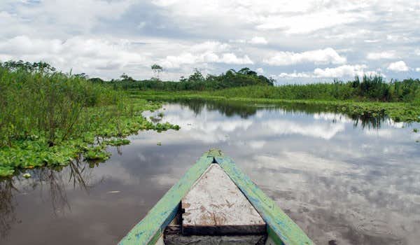 Barca recorre el rio amazonas en la excursion por la selva de iquitos