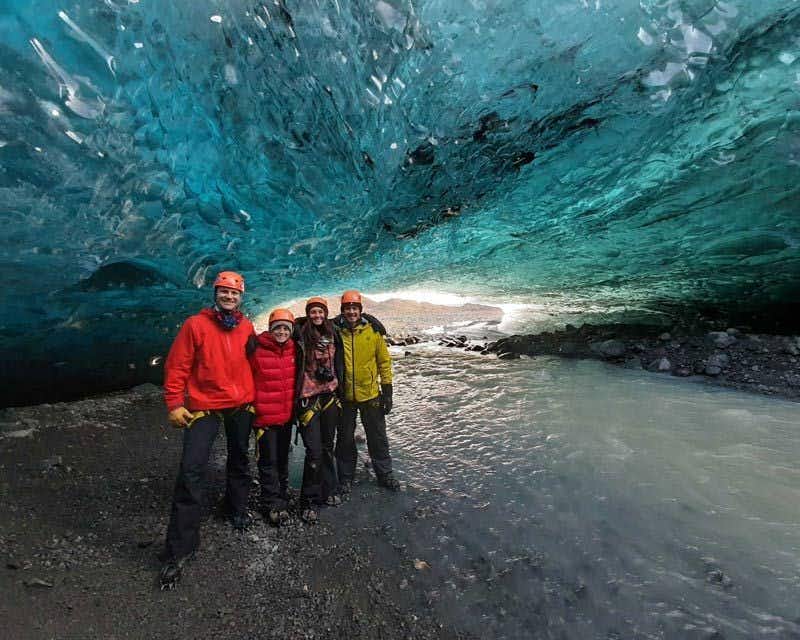 viajantes dentro da caverna de gelo azul