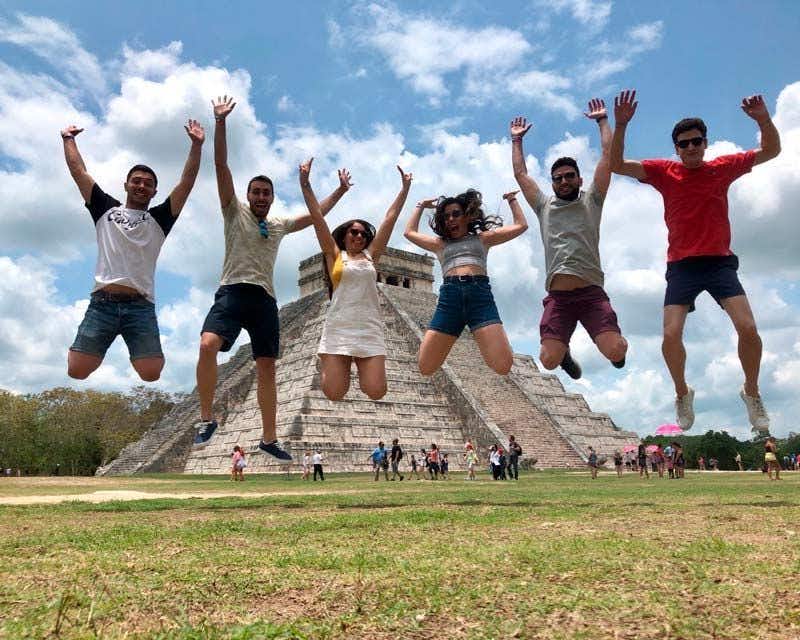 travelers jumping in the pyramid of chichen itza