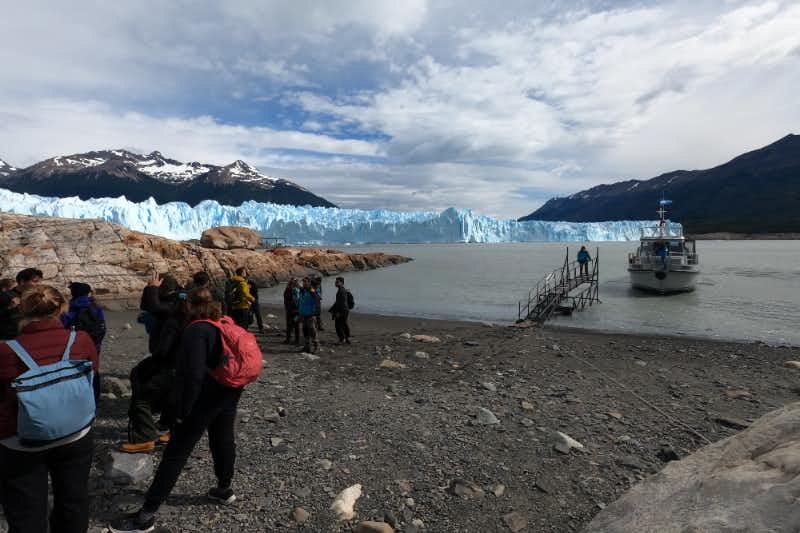 Barca e persone sulla costa del Perito Moreno
