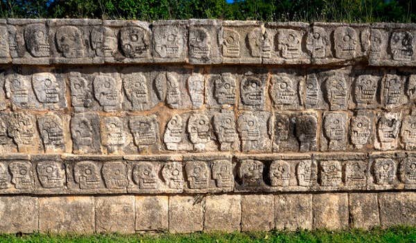 wall of the skulls of chichen itza