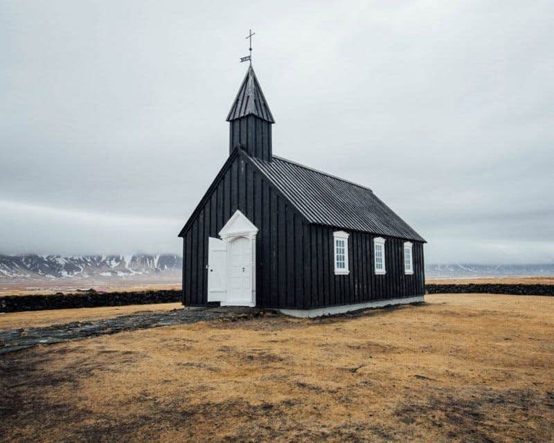 chiesa nera budakirkja giornata nuvolosa