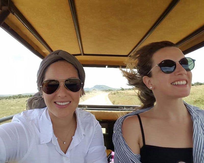 due ragazze durante un safari in 4WD in Tanzania