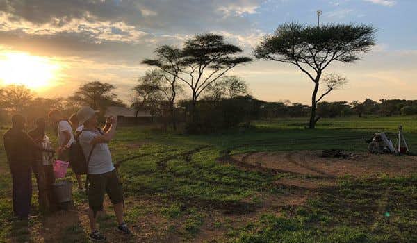 viajantes e guias na pousada Serengeti