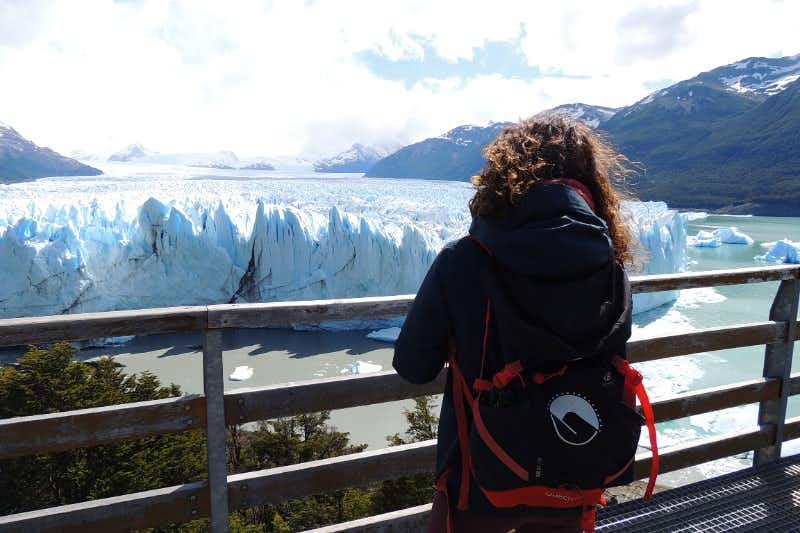 A garota da mochila Howlanders nas passarelas do Perito Moreno