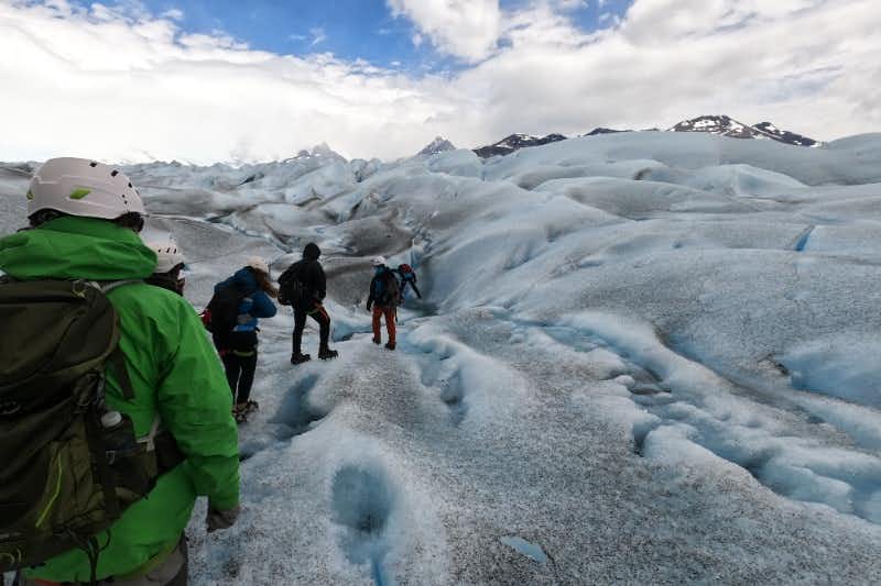 Grupo caminhando no gelo do Perito Moreno