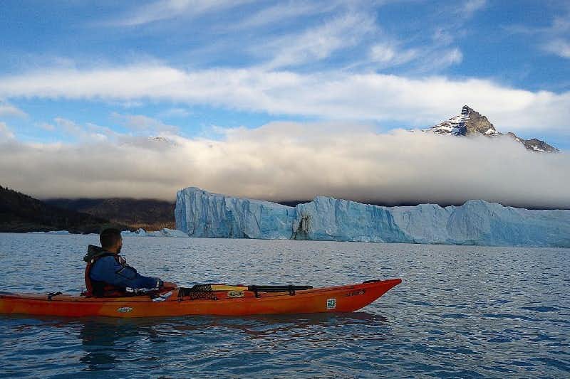pessoa olhando para a geleira Perito Moreno