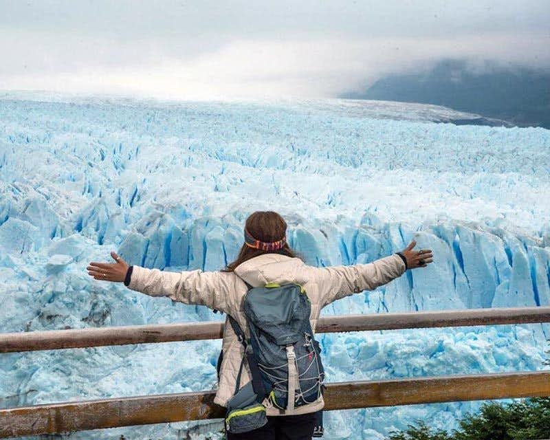 visitante posando em frente a Perito Moreno
