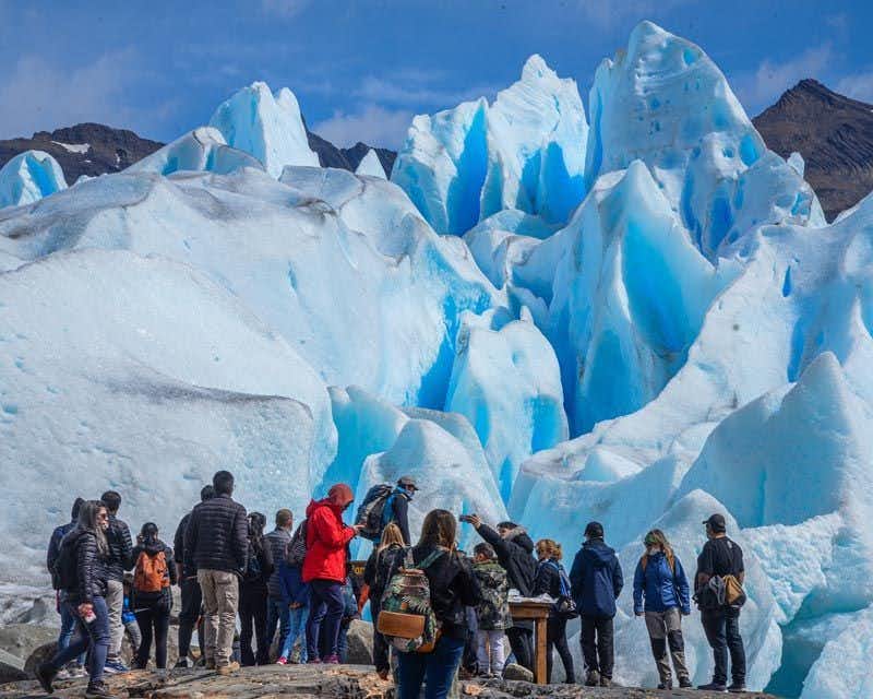 grande grupo em frente à geleira perito moreno