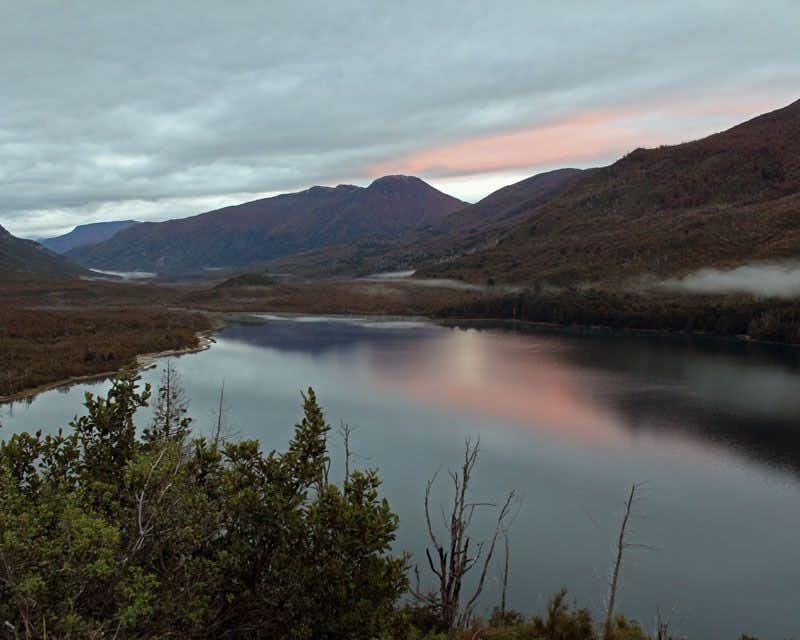 paisagem rio collon cura e montanhas na patagônia
