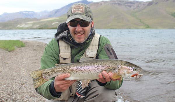pesca de truta arco-íris na patagônia