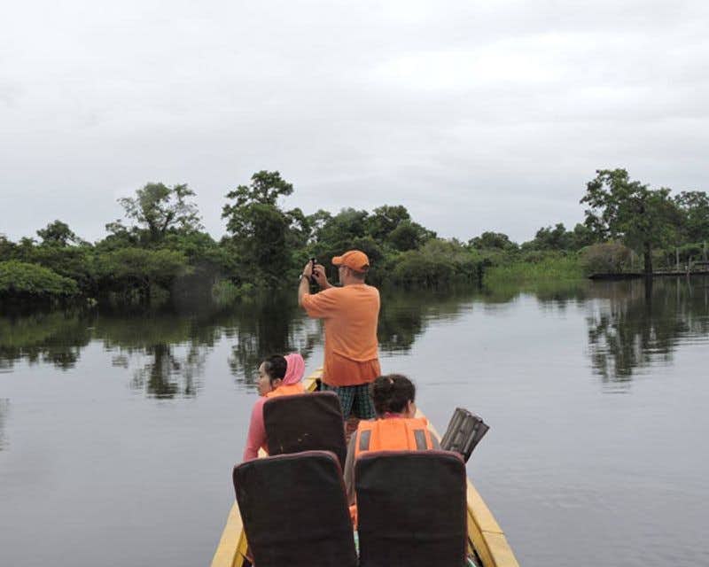 Viajantes navegando pelo rio Yacuma