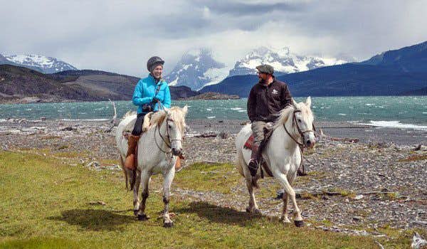 dois viajantes cavalgando na estância la peninsula