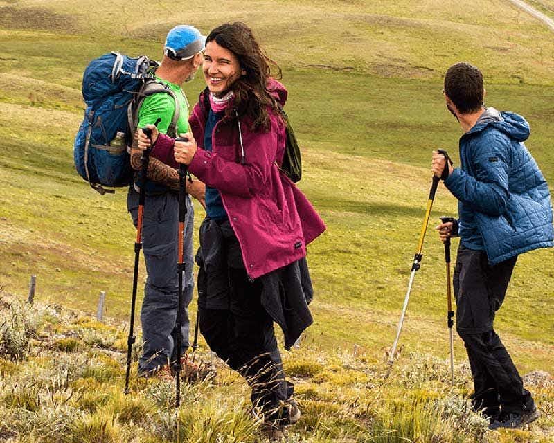 três pessoas fazendo trekking na sierra baguales