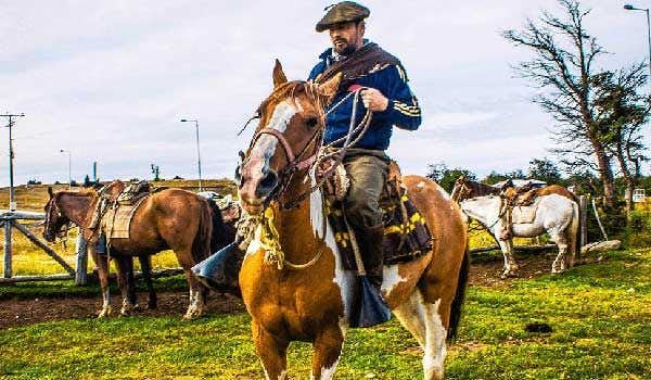 Gaúcho montando um cavalo na Patagônia