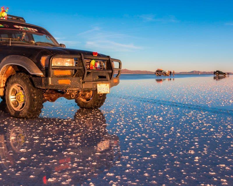 Carros em Uyuni Salt Flats