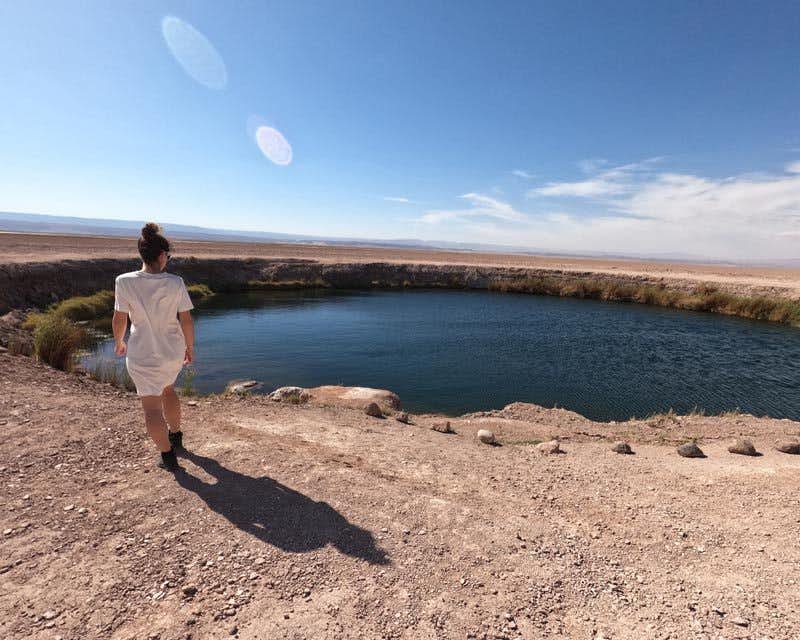 garota posando em frente à lagoa cejar