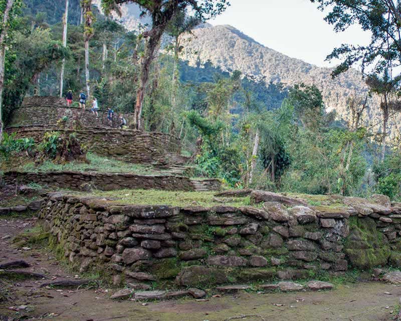 sítio arqueológico na viagem para a Cidade Perdida de Santa Marta da Colômbia