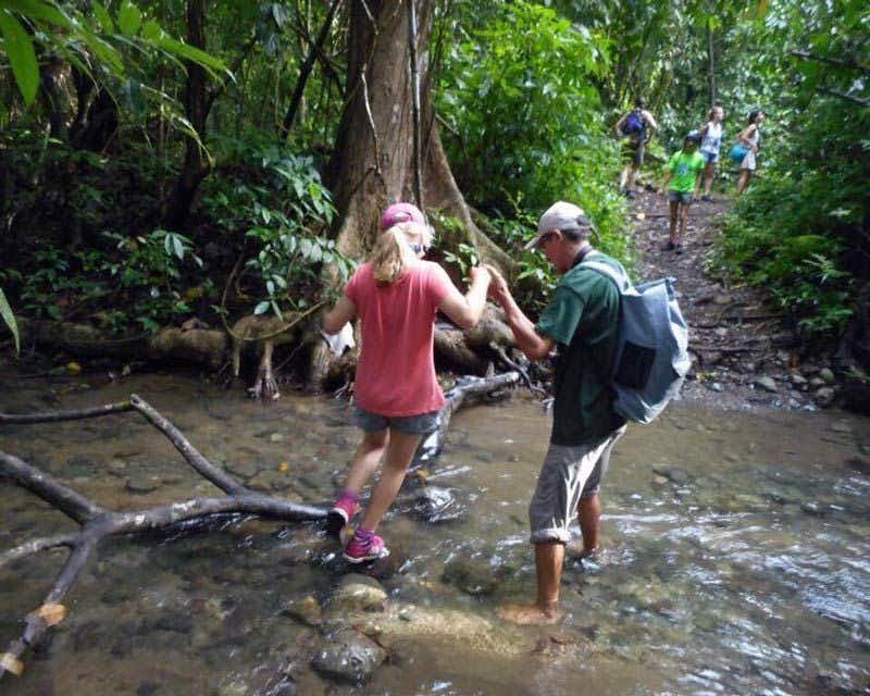 Viajantes atravessando um riacho na Costa Rica