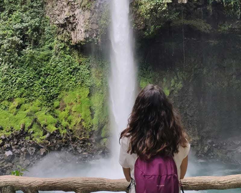 Caminhada em Arenal, visita à cachoeira e relaxamento nas fontes termais.
