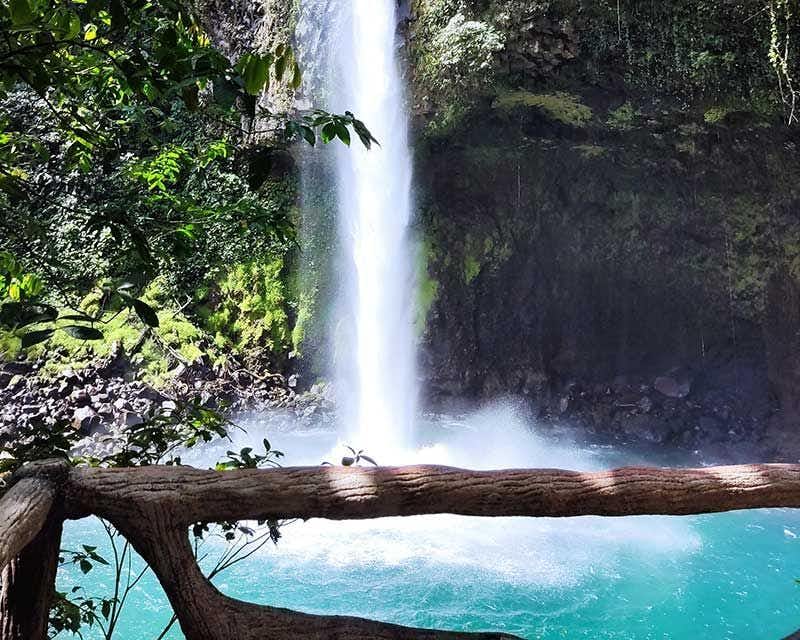 Caminhada em Arenal, visita à cachoeira e relaxamento nas fontes termais.