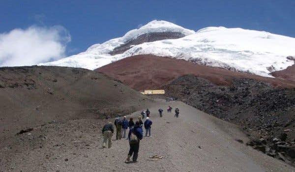 Praticar escalada em uma geleira antes de subir o vulcão Cotopaxi