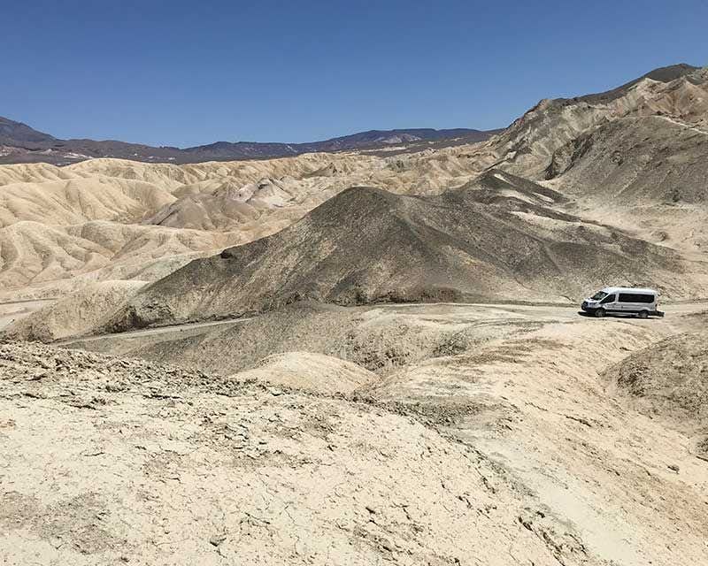 passeio de miniônibus pelas dunas do vale da morte
