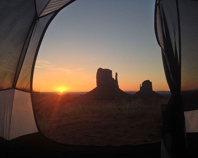 incrível nascer do sol no acampamento de monument valley